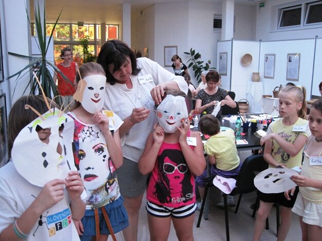 Teta Katka naučila deti tvoriť masky aj bábky